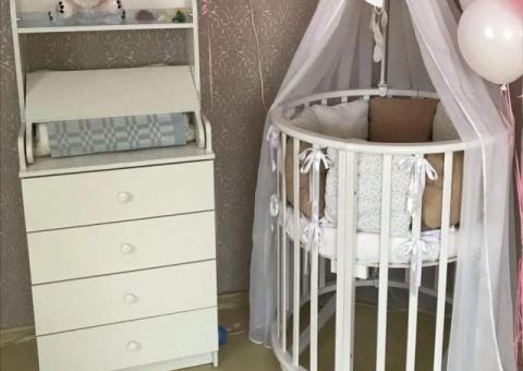 Кровать и комод со столом для пеленания для новорожденного